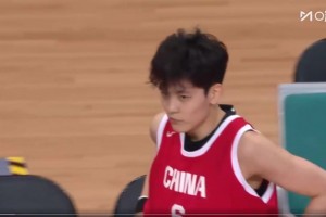 爱德华兹谈到隔扣巴雷特后的感受：“我已经准备接技术犯规了