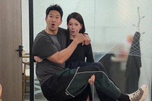 真是力量与美的结合啊😮 100斤的鹅公主抱200斤的曹岩