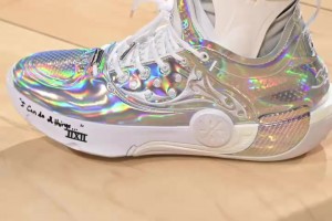 很喜欢李宁啊！韦德晒和库里的图集：欢迎回归！