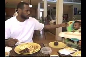 看看老詹此前给布朗尼喂饭视频！时间过得真快，如今父子都同队了